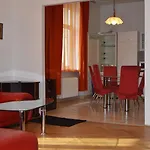 شقة Large 110m2 Old Town With Danube View, 3br, 2ba, Sleeps 9 براتسيلافا