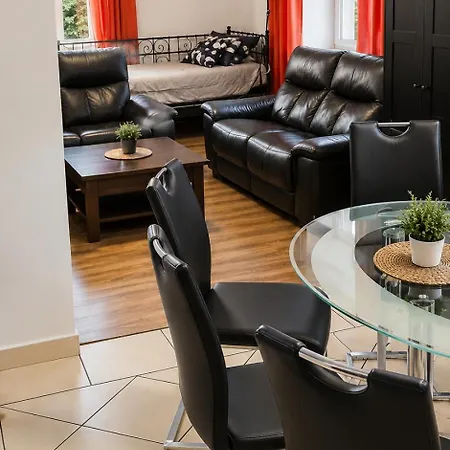Apartment 110m2 Old Town On Danube Promenade 3br 2ba Up To 9 Guests *