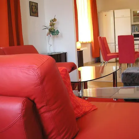 110M2 Old Town Apartment On Danube Promenade 3Br 2Ba Up To 9 Guests *