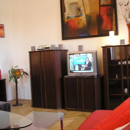 Apartment 110M2 Old Town Apartment On Danube Promenade 3Br 2Ba Up To 9 Guests *