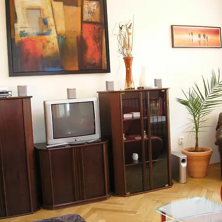 Large 110m2 Old Town With Danube View, 3br, 2ba, Sleeps 9 براتسيلافا